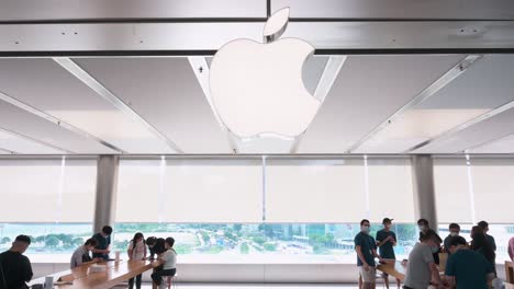 Am-Tag-Der-Markteinführung-Der-Neuen-Smartphones-Der-IPhone-13-Serie-In-Hongkong-Sind-Käufer-Im-Apple-Store-Und-Logo-Des-Amerikanischen-Multinationalen-Technologieunternehmens-Zu-Sehen