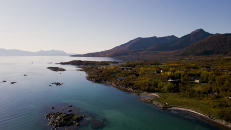 Wunderschöne-Landschaft-Der-Insel-Senja-Im-Polarkreis,-Norwegen,-Drohnenansicht