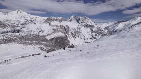 Tiefflug-über-Skigebiet-In-Den-Alpen-–-Dolly-In-Der-Aufnahme-–-Aufnahme-In-Tignes-Und-Val-D&#39;Isère