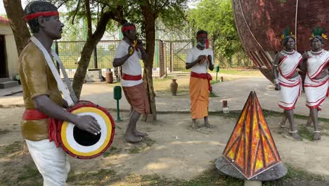 Estatua-De-Personas-Tribales-En-Tribal-Dhamsa-Cafe-En-Calcuta,-Bengala-Occidental