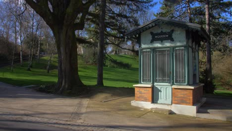 Ruhiger-Blick-Auf-Den-Garten-Des-Montsouris-Parks-Mit-Einer-Frau,-Die-In-Paris,-Frankreich,-Spazieren-Geht