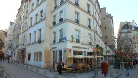 Statische-Ansicht-Des-Berühmten-Buchhandlungscafés-An-Der-Straßenecke,-Shakespeare-Und-Co.-Im-Quartier-Latin-5eme-Arrondissement,-Paris,-Frankreich-An-Einem-Sonnigen-Morgen