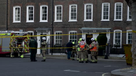 Cuerpo-De-Bomberos-Y-Personal-Detrás-Del-Cordón-En-Smith-Square-Debido-A-Una-Presunta-Fuga-De-Gas-El-11-De-Febrero-De-2022