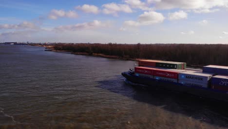 Vista-Aérea-Del-Barco-Del-Milenio-Y-La-Barcaza-Que-Transporta-Contenedores-De-Carga-A-Lo-Largo-De-Oude-Maas