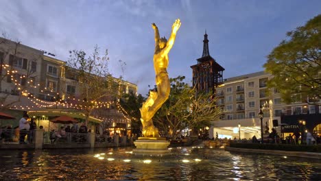 Die-Wasserfontänenshow-In-Der-Glendale-Galleria-Mit-Eingeschalteten-Lichtern-In-Der-Abenddämmerung