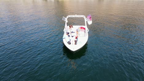 Junge-Frau-Springt-An-Einem-Heißen-Sommertag-In-Kanada-Von-Einem-Schnellboot-In-Den-Okanagan-See