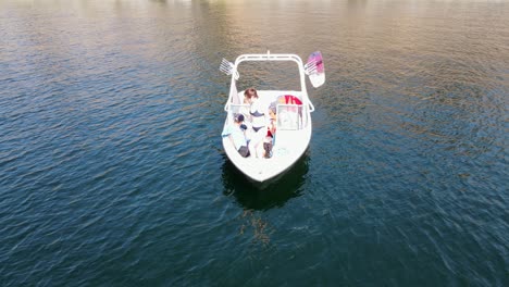 Joven-Saltando-De-Una-Lancha-Rápida-Al-Lago-Okanagan-En-Un-Caluroso-Día-De-Verano-En-Canadá