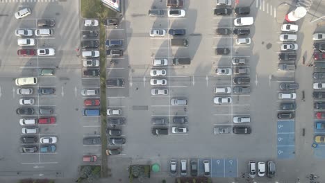 Drohnenflug-über-Den-Parkplatz-Von-Lõunakeskus,-Dem-Größten-Einkaufszentrum-Im-Süden-Estlands