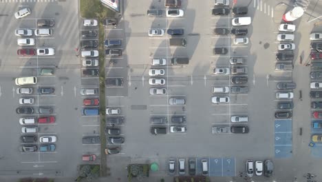 Vuelo-De-Drones-Sobre-El-Mayor-Centro-Comercial-De-Lõunakeskus-En-El-Aparcamiento-Del-Sur-De-Estonia