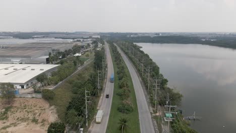 Verkehr-Und-Große-Lastwagen-Auf-Der-Straße-Im-Industriegebiet-Amata-City-Rayong