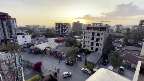 Gente-En-La-Calle-Al-Atardecer-En-Addis-Abeba