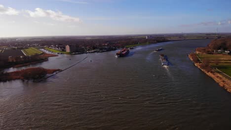 Luftaufnahme-Eines-Millennium-Schiffes,-Das-Frachtcontainer-Entlang-Der-Oude-Maas-In-Der-Ferne-Transportiert