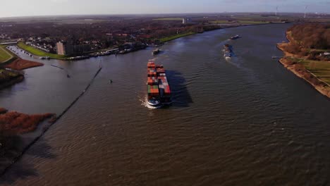 Vista-Aérea-Inclinada-Hacia-Abajo-Del-Barco-Del-Milenio-Que-Transportaba-Contenedores-De-Carga-A-Lo-Largo-De-Oude-Maas