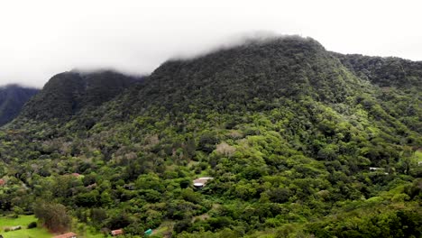 Extinct-volcano-walls-in-Valle-de-Anton-central-Panama-covered-by-vegetation,-Aerial-dolly-in-shot