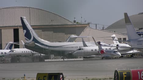 Jet-De-Negocios-737-En-El-Aeropuerto-Ocupado