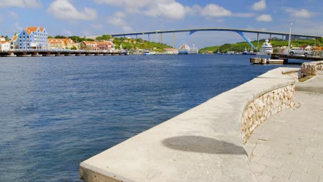 Bahía-De-Santa-Anna-En-La-Hermosa-Ciudad-De-Willemstad,-Con-El-Puente-De-La-Reina-Juliana-Al-Fondo-En-La-Isla-Caribeña-De-Curacao