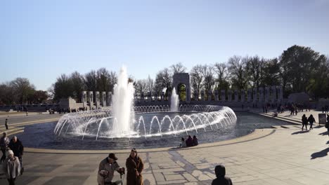 Erschossene-Touristen-Besuchen-Das-Denkmal-Des-Zweiten-Weltkriegs-Mit-Riesigem-Brunnen