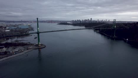 Puente-Lions-Gate-Al-Atardecer-Con-La-Ciudad-De-Fondo-En-Un-Día-Nublado,-Vancouver-En-Canadá