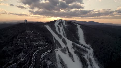 Schöne-Luftaufnahme-Zum-Skigebiet-Sugar-Mountain-Bei-Sonnenuntergang