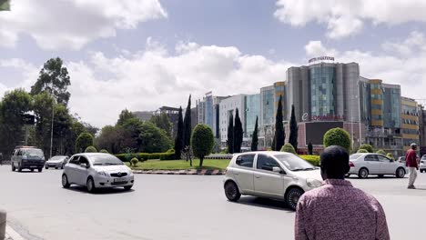 Rotonda-En-Addis-Abeba,-Etiopía-Con-Tráfico-Pasando-Por