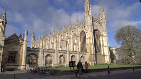 The-front-of-Kings-college-chapel-in-Cambridge,-UK