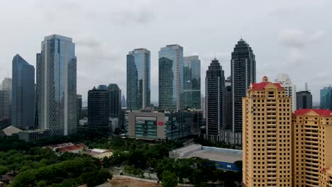Aufsteigende-Luftaufnahmen-Von-Wohngebäuden-Und-Wolkenkratzern-In-Jakarta