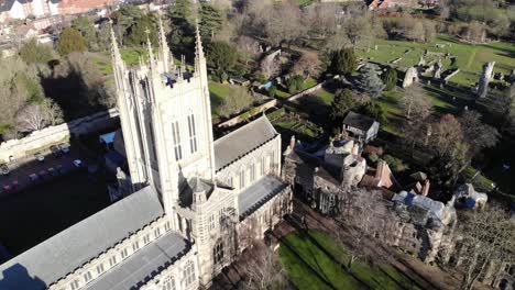 Imágenes-De-Drones-Girando-Alrededor-De-La-Catedral-De-St-Edmundsbury-En-Bury-St-Edmunds,-Reino-Unido