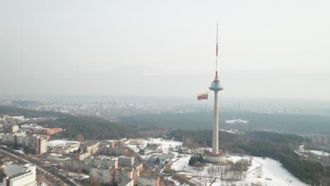 Antenne:-Vilnius-Im-Hintergrund-Mit-Fernsehturm-Und-Wehender-Litauischer-Flagge