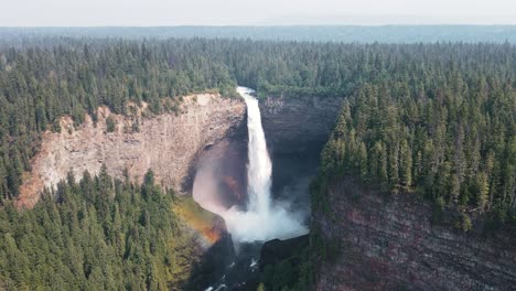 Beautiful-and-scenic-Helmcken-Falls-on-the-Murtle-River-in-Wells-Gray-Provincial-Park-in-British-Columbia,-Canada