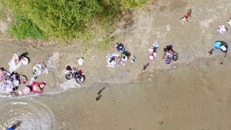 Haitianische-Frauen-Waschen-Kleidung-Im-Fluss-Dajabón-An-Der-Internationalen-Grenze