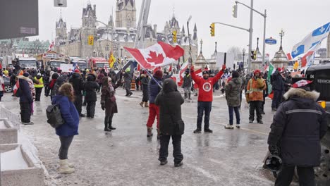 Freedom-Convoy-Camionero-Protesta-En-El-Centro-De-Ottawa,-Ontario,-Canadá-Parliament-Hill-Manifestantes-Ondeando-Banderas-Camiones-Estacionados-En-La-Calle