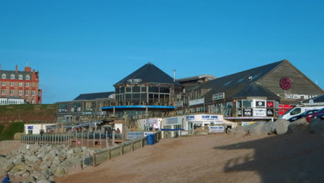 Fistral-Beach-Bar-En-Cornualles-Con-El-Hotel-Headlands-Al-Fondo