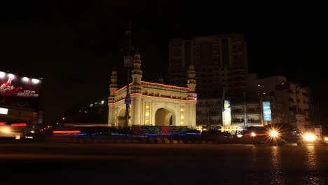 Zeitraffer-In-Der-Nacht-Des-Verkehrs,-Der-Am-Kreisverkehr-Charminar-Chowrangi-In-Karatschi-Vorbeifährt