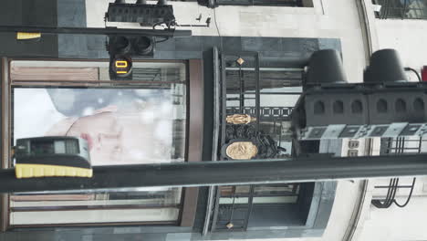 Vertikale-Aufnahme-Der-Burberry-Street-In-London-Mit-Passanten-Und-Denkmalgeschütztem-Gebäude-Im-Hintergrund