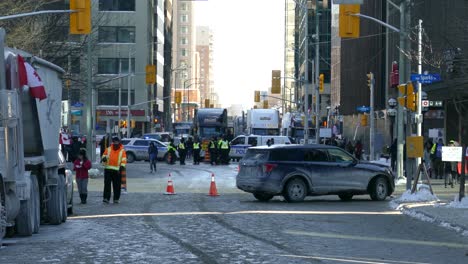 Die-Polizei-In-Der-Innenstadt-Von-Ottawa-Blockiert-Den-Vormarsch-Eines-Konvois-Kanadischer-Lastwagenfahrer,-Um-Eine-Störung-Des-Stadtverkehrs-Zu-Verhindern