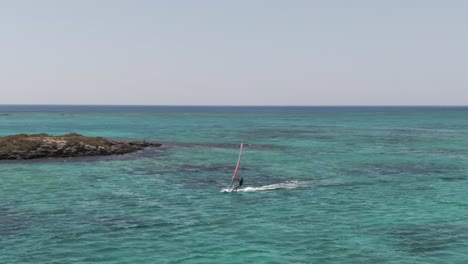 Windsurfen-Mit-Geschwindigkeit-Nahe-Der-Küste-Der-Insel-Kreta,-Luftaufnahme-Der-Umlaufbahn