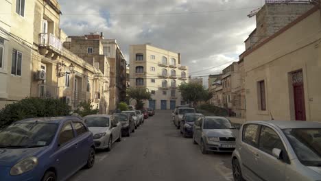 Reihenweise-Geparkte-Autos-In-Einer-Straße-In-Birgu-An-Einem-Launischen-Tag-In-Malta