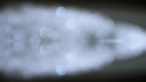 Burbujas-Y-Puntos-De-Desenfoque-Artístico-Con-Movimiento-Lento-De-Rotación-Y-Fondo-De-Espacio-De-Copia-De-Color-Azul