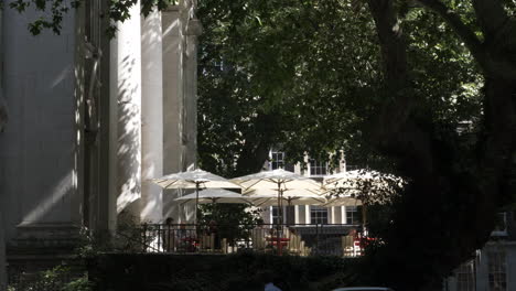 Fußhocker-Restaurant,-Essen-Im-Freien-über-Stufen-In-Westminster
