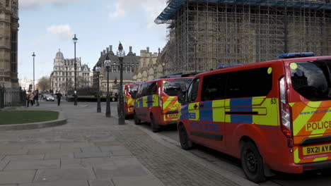 Tres-Vehículos-O-Camionetas-De-La-Policía-Metropolitana-Estacionados-En-Abingdon-Street,-Westminster