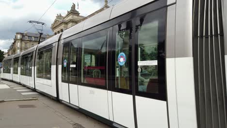 Elektrische-Und-Moderne-Straßenbahn-Im-Stadtzentrum-Der-Französischen-Stadt
