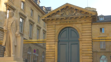 Statue-Of-Claude-Bernard-At-The-Main-Entrance-Of-College-de-France-At-Latin-Quarter-In-Paris,-France