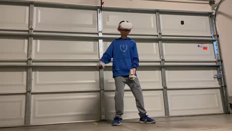 VR-Technologie,-Junge-Spielt-Ein-Tanzspiel-Auf-Dem-Oculus-Quest-2-In-Der-Heimischen-Garage