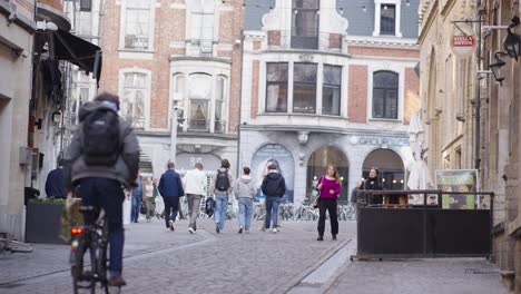 Gruppe-Von-Studentenfreunden,-Die-Im-Stadtzentrum-Der-Universität---Leuven,-Belgien---Spazieren-Gehen