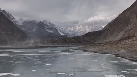 Vista-Aérea,-Volando-Directamente-En-Un-Dron-Sobre-La-Autopista-Del-Lago-Congelado-Karakoram,-Valle-De-Hunza-En-Gilgit-baltistán,-Pakistán