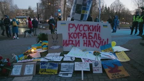 Menschen-Platzieren-Kerzen-Und-Protestschilder-Gegen-Den-Krieg-Gegen-Russland-In-Der-Ukraine-In-Der-Nähe-Der-Russischen-Botschaft-In-Vilnius
