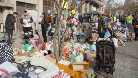 Sammelte-Spielzeug,-Produkte-Und-Schlafmaterial-Für-Ukrainische-Flüchtlinge,-Die-In-Der-Belgischen-Hauptstadt-Ankamen