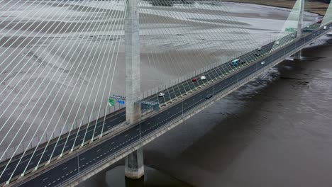 Mersey-Gateway,-Wahrzeichen,-Luftaufnahme-über-Der-Mautpflichtigen-Hängebrücke,-Flussüberquerung,-Absteigende-Enthüllungsaufnahme