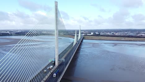 Mersey-Gateway-Wahrzeichen-Luftaufnahme-über-Der-Mautpflichtigen-Hängebrücke,-Die-Den-Fluss-überquert,-Mit-Hoher-Neigung-Nach-Unten