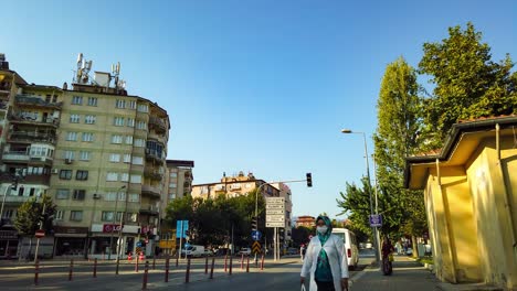 View-of-two-way-traffic-movement-in-timlapse-in-Denizli-city,-Bayramyeri,-Turkey-on-a-bright-sunny-day